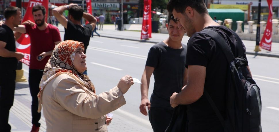 İlan dağıtıp oğluna takipçi topluyor! 4