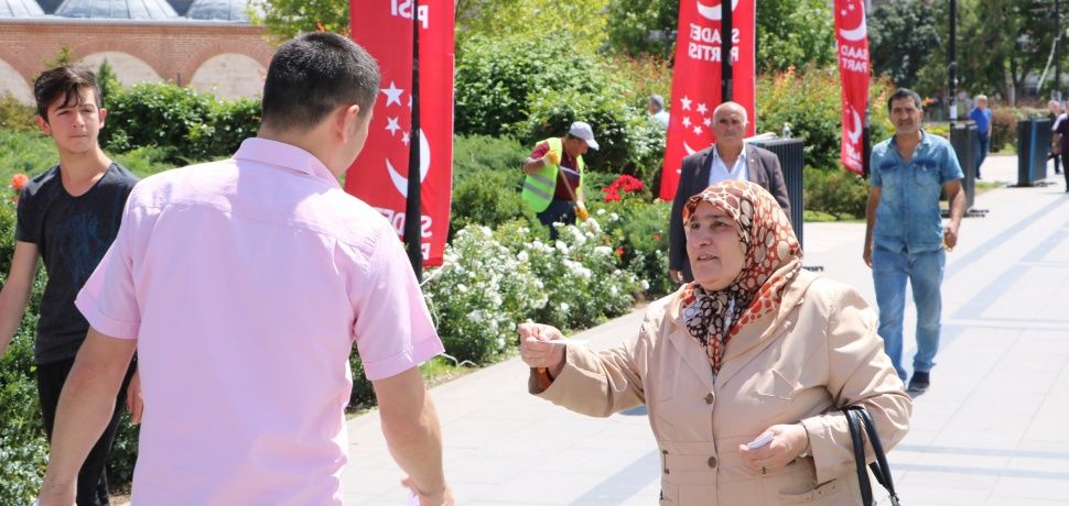 İlan dağıtıp oğluna takipçi topluyor! 3