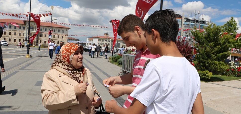 İlan dağıtıp oğluna takipçi topluyor! 6
