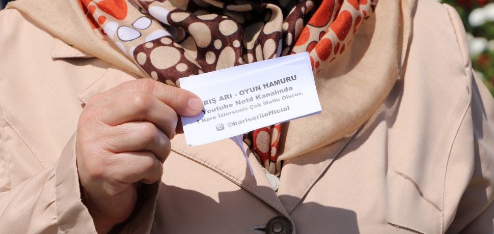 İlan dağıtıp oğluna takipçi topluyor! 2