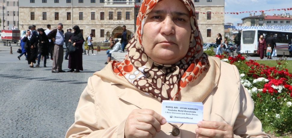 İlan dağıtıp oğluna takipçi topluyor! 1