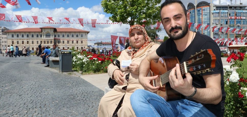 İlan dağıtıp oğluna takipçi topluyor! 5