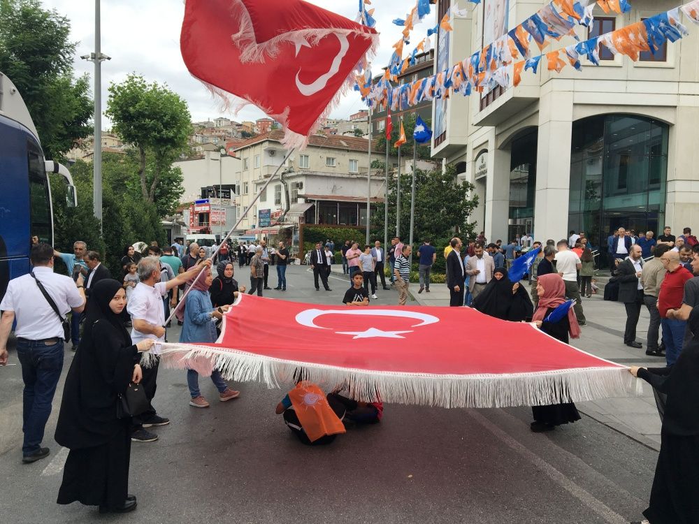 AK Parti İstanbul İl Başkanlığı önünde kutlamalar başladı! 3