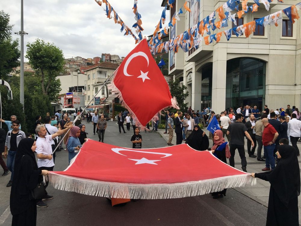 AK Parti İstanbul İl Başkanlığı önünde kutlamalar başladı! 2