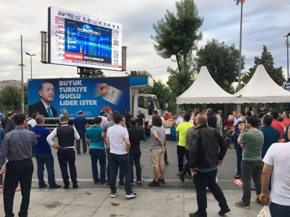 AK Parti İstanbul İl Başkanlığı önünde kutlamalar başladı! 1