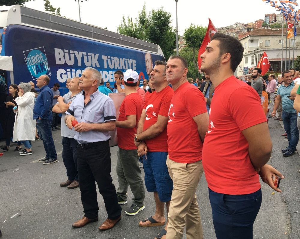 AK Parti İstanbul İl Başkanlığı önünde kutlamalar başladı! 5