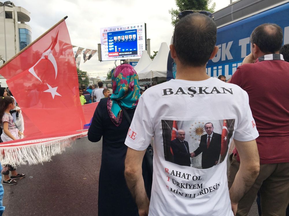 AK Parti İstanbul İl Başkanlığı önünde kutlamalar başladı! 4