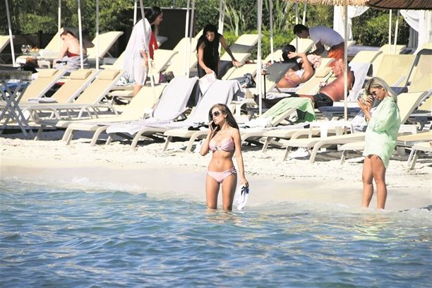 Buse Narcı denize bile telefonuyla girdi! 17