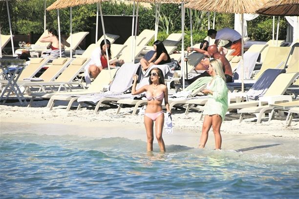 Buse Narcı denize bile telefonuyla girdi! 16