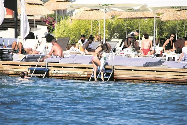 Buse Narcı denize bile telefonuyla girdi! 19