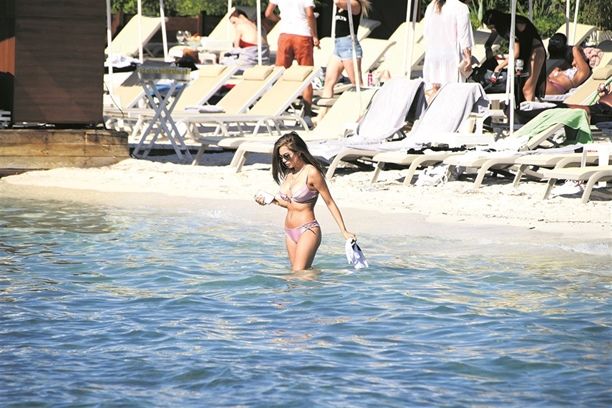 Buse Narcı denize bile telefonuyla girdi! 18