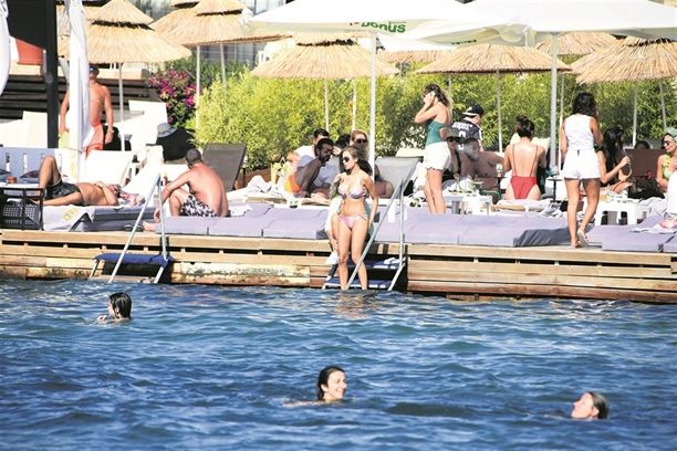 Buse Narcı denize bile telefonuyla girdi! 22