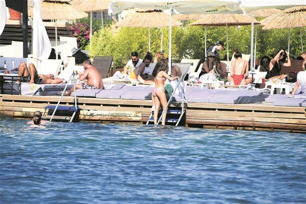 Buse Narcı denize bile telefonuyla girdi! 20