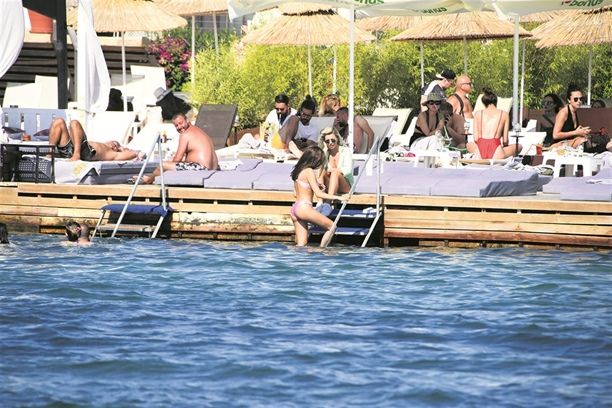 Buse Narcı denize bile telefonuyla girdi! 21