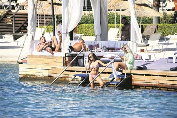Buse Narcı denize bile telefonuyla girdi! 23