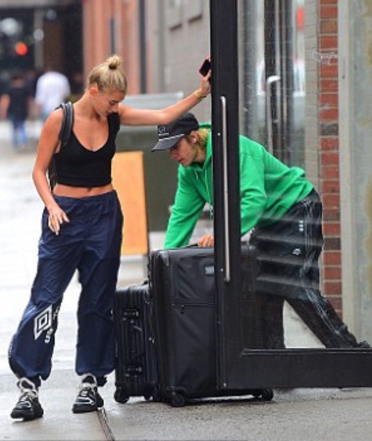 Justin Bieber'a bavullarını böyle taşıttı! 5