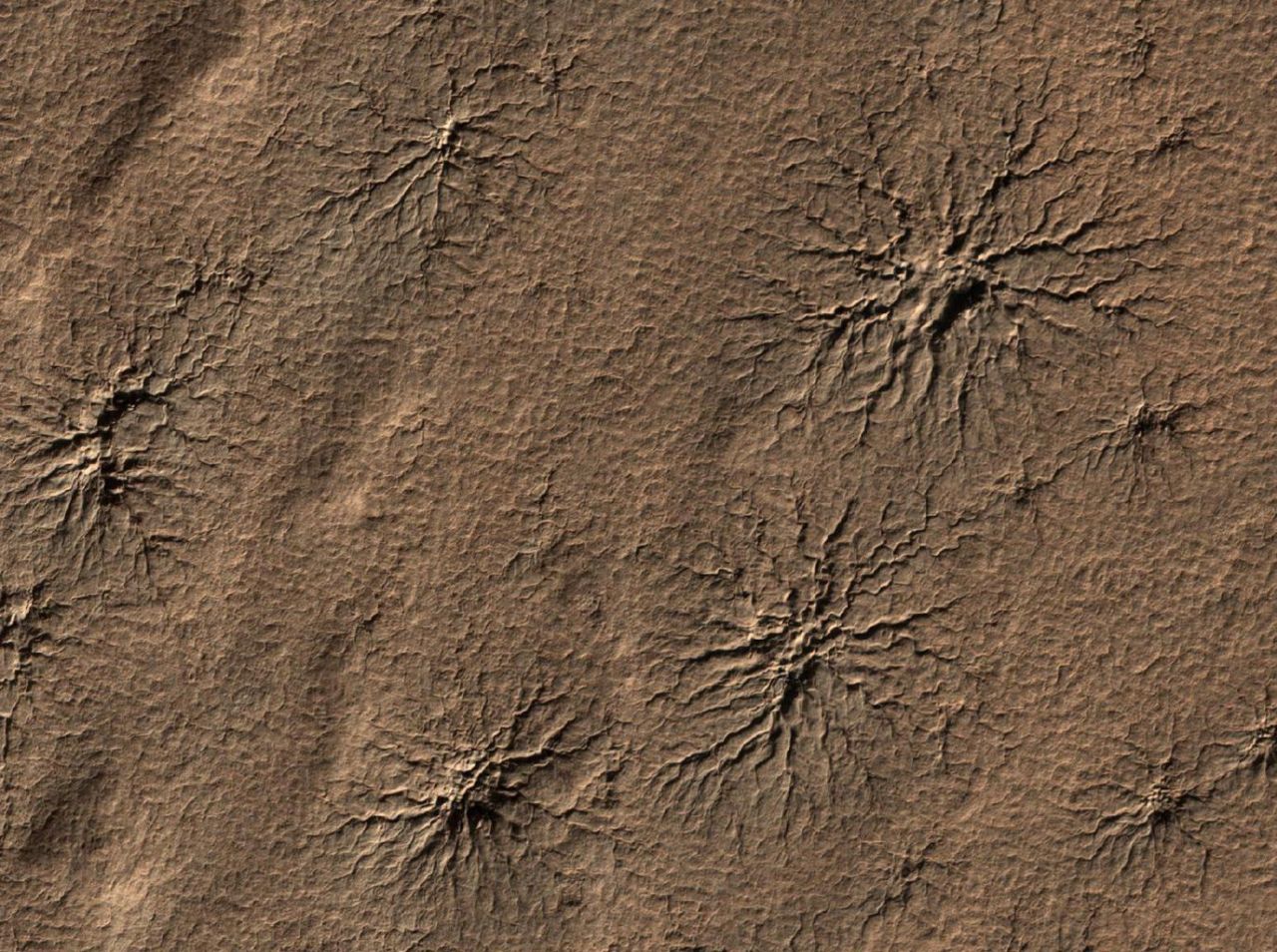 Mars'taki kara örümceklerden yeni görüntü! 3