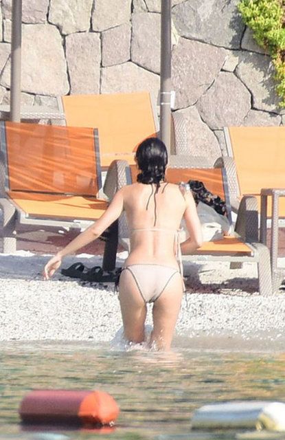 Beren Saat, plajda mıntıka temizliği yaptı! 1