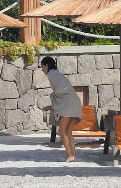 Beren Saat, plajda mıntıka temizliği yaptı! 2
