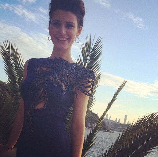 Beren Saat, plajda mıntıka temizliği yaptı! 6