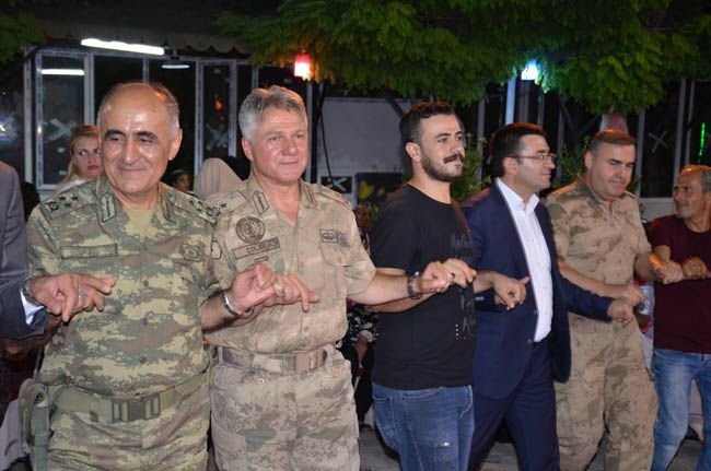 Komutanlar onun düğününe akın etti! 10