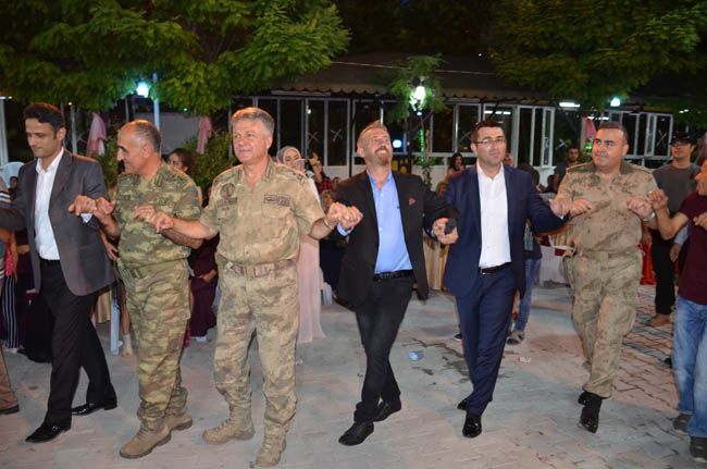 Komutanlar onun düğününe akın etti! 3