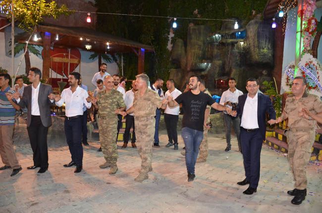 Komutanlar onun düğününe akın etti! 5