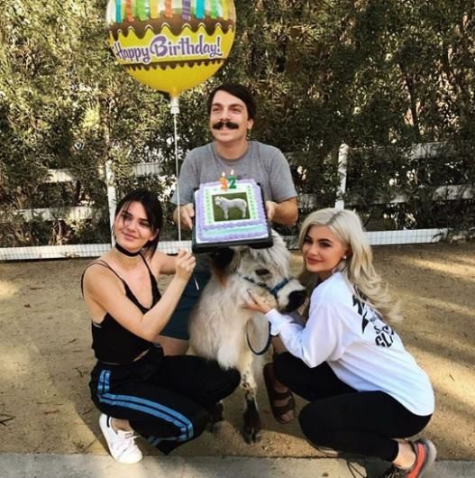 Kardashianlar'ın en komiği: Kirby Jenner! 8