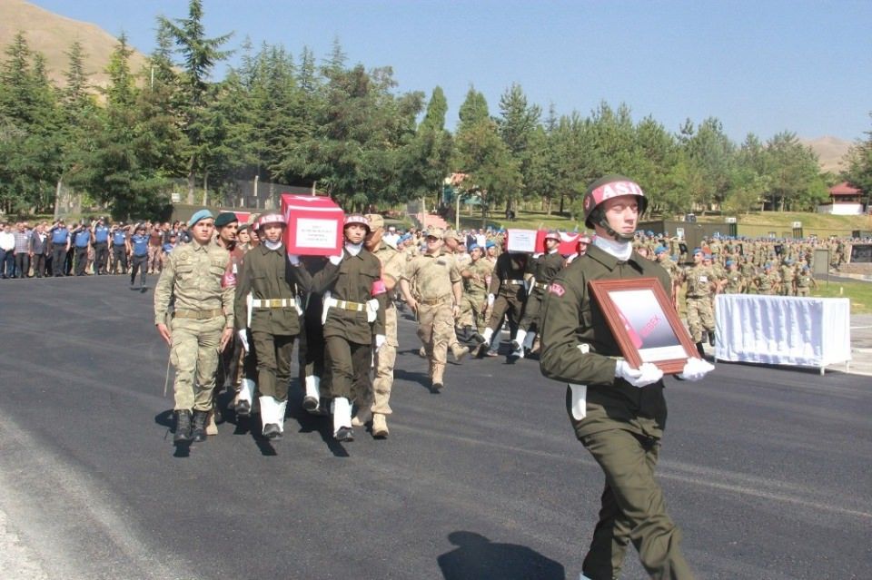 Bebeğinin yastığını elinden bırakamadı! 24