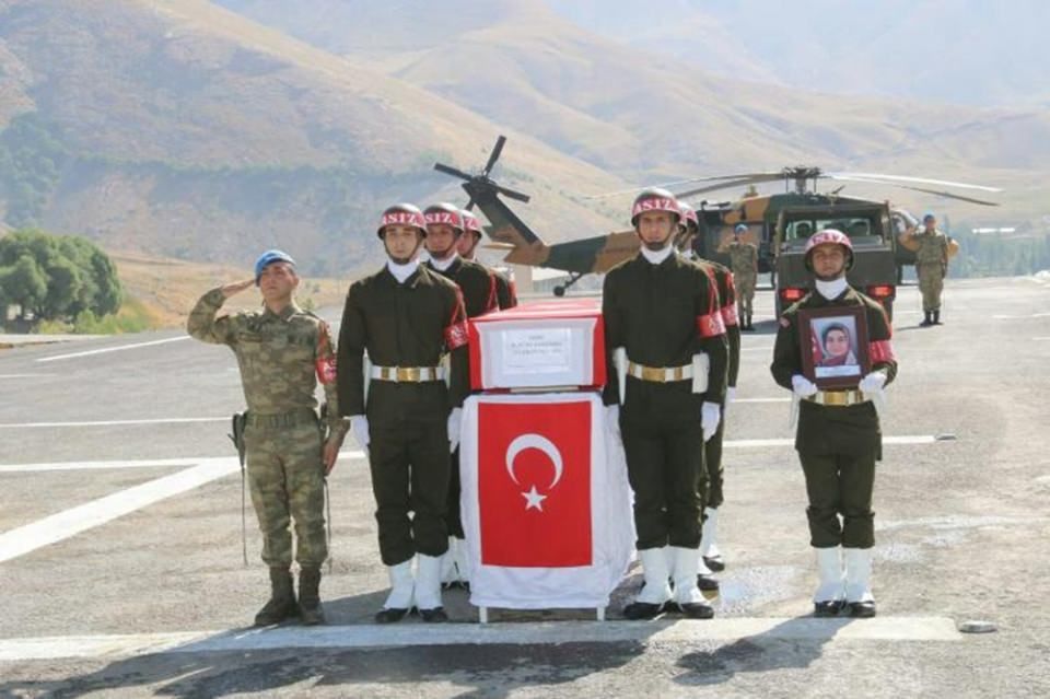 Bebeğinin yastığını elinden bırakamadı! 22