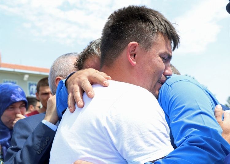 Bebeğinin yastığını elinden bırakamadı! 4