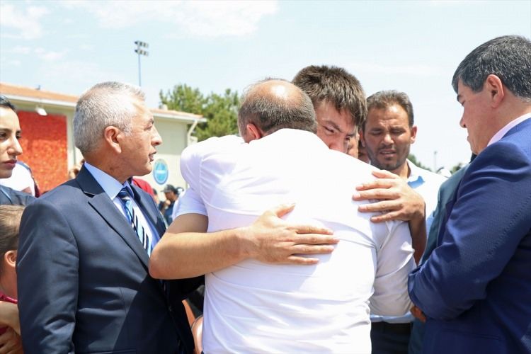 Bebeğinin yastığını elinden bırakamadı! 7
