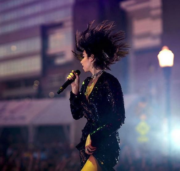 Dua Lipa'nın kulis istekleri bitmek bilmedi! 12