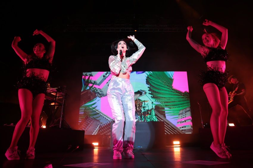 Dua Lipa, Türk hayranlarıyla tanıştı 10
