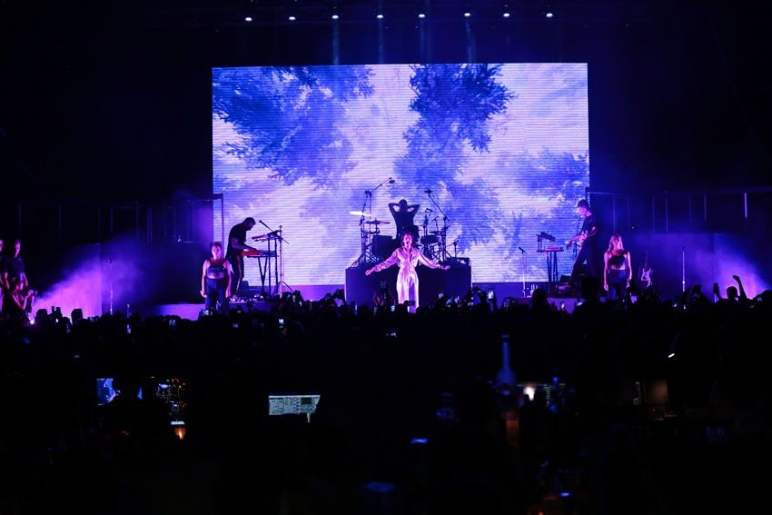 Dua Lipa, Türk hayranlarıyla tanıştı 15