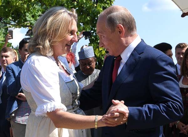 Putin'i düğününe çağıran bakan ülkede kriz çıkardı 1