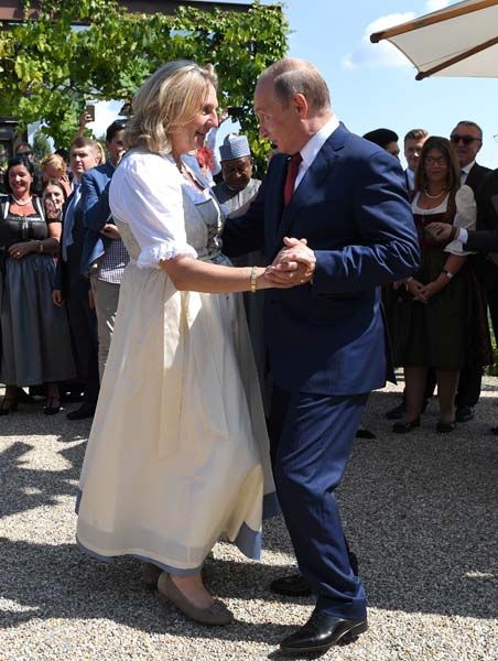 Putin'i düğününe çağıran bakan ülkede kriz çıkardı 5