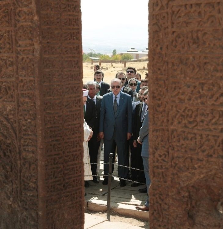 Erdoğan Selçuklu Meydan Mezarlığı'nı ziyaret etti! 14