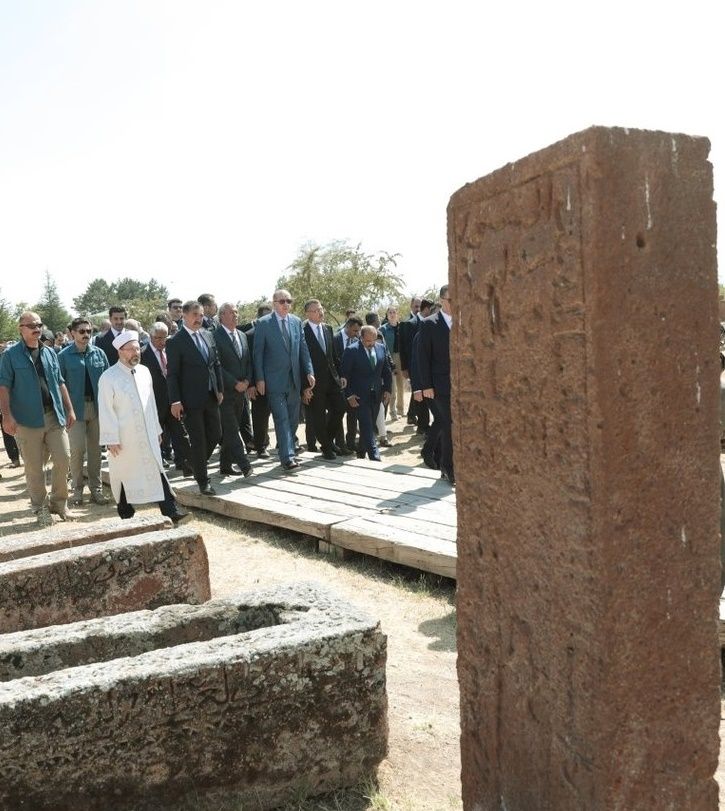 Erdoğan Selçuklu Meydan Mezarlığı'nı ziyaret etti! 15