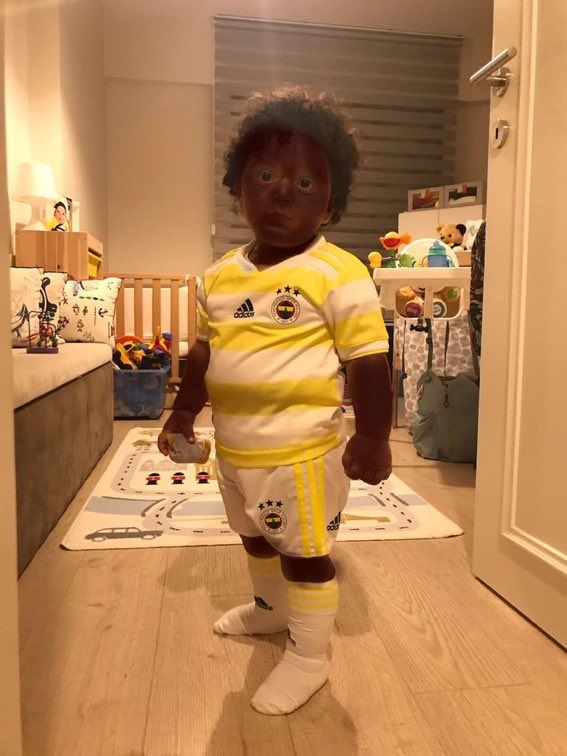 Sissoko geliyor diye oğlunu siyaha boyadı! 1