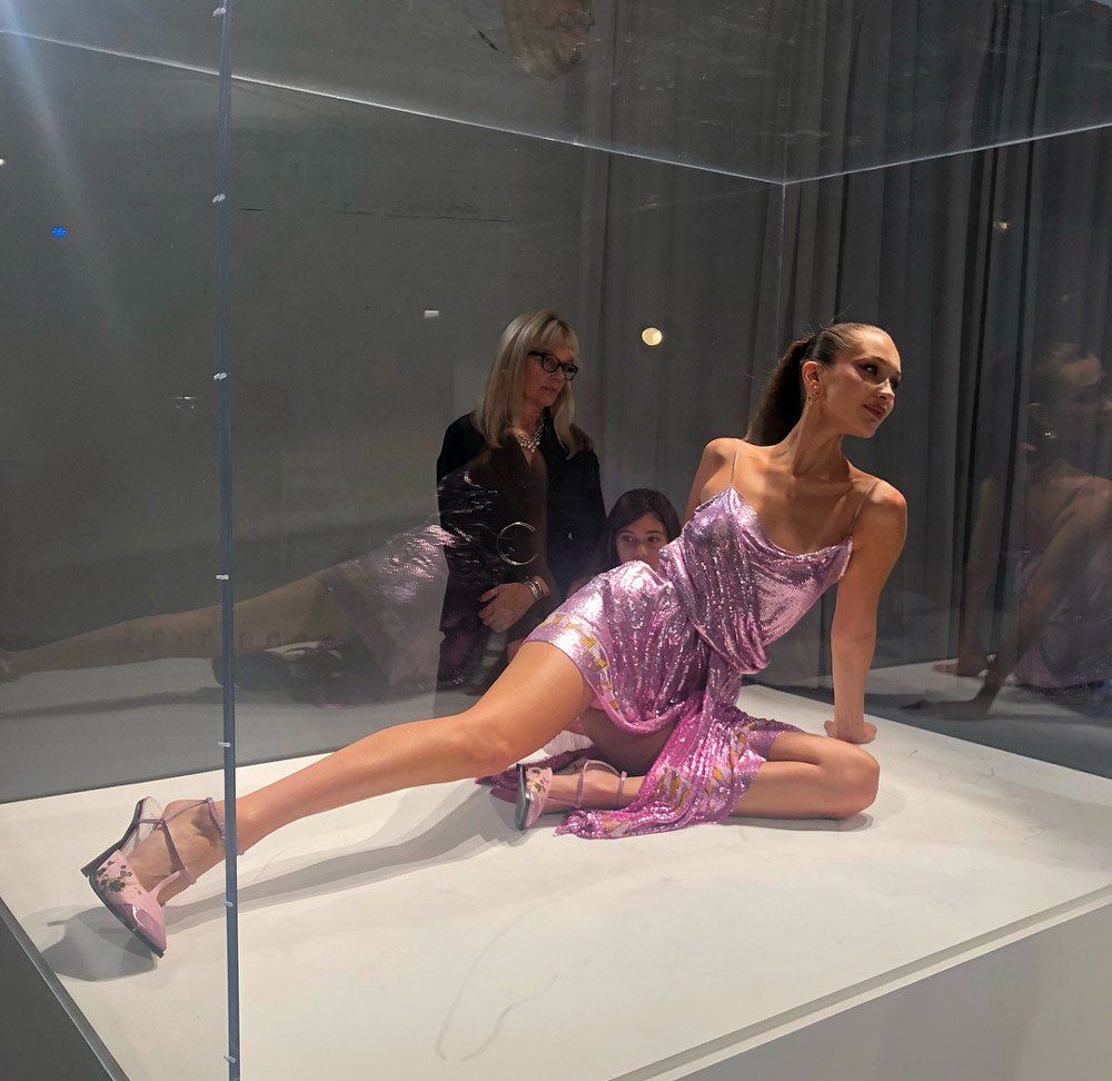 Bella Hadid’i cam fanusta sergilediler! 6