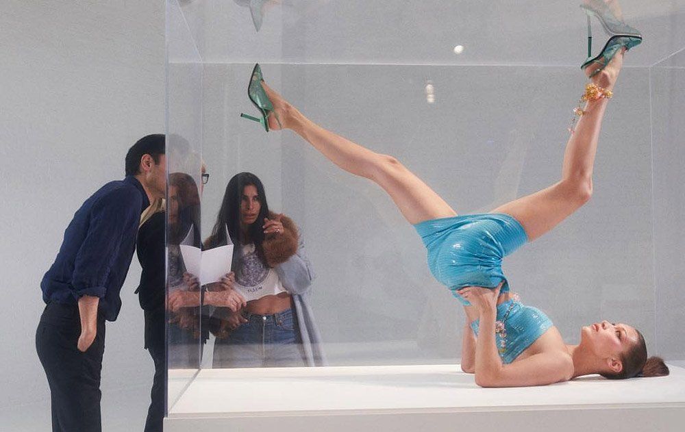 Bella Hadid’i cam fanusta sergilediler! 2
