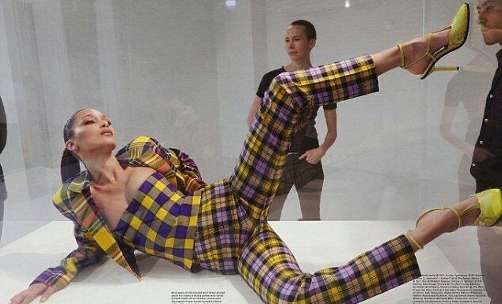 Bella Hadid’i cam fanusta sergilediler! 1