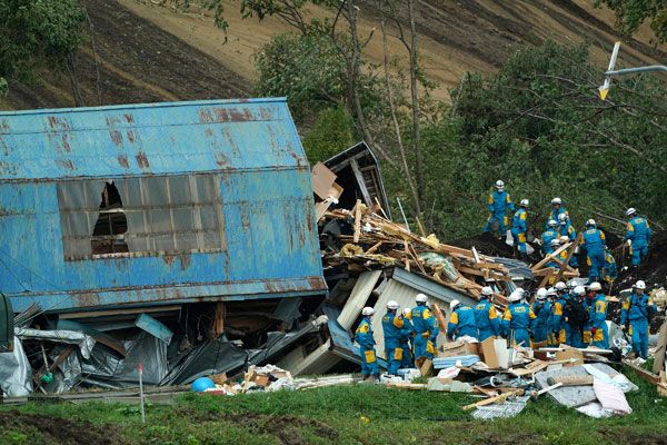 Dağlar evlerin üzerine çöktü! Çok sayıda ölü var 23