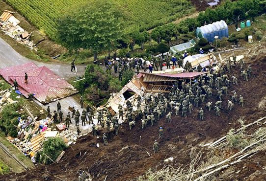 Dağlar evlerin üzerine çöktü! Çok sayıda ölü var 3