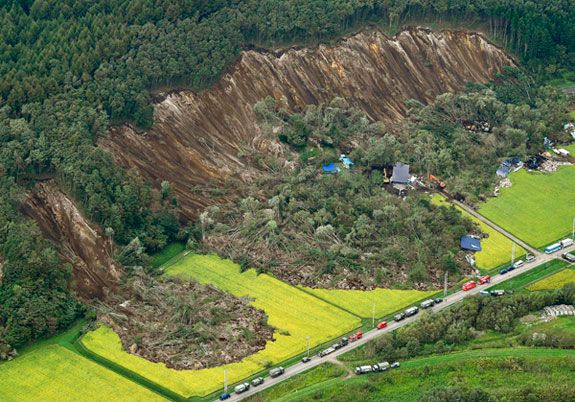 Dağlar evlerin üzerine çöktü! Çok sayıda ölü var 10