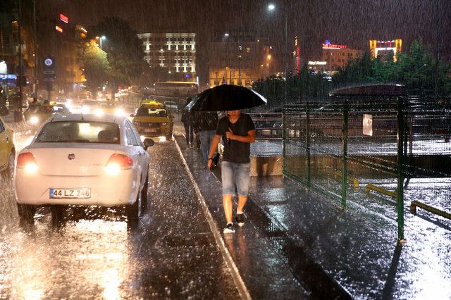 Sağanak yağış hayatı olumsuz yönde etkiledi! 16