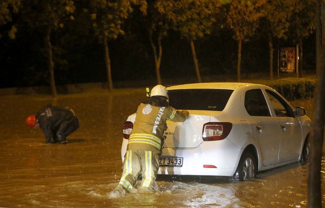 Sağanak yağış hayatı olumsuz yönde etkiledi! 18