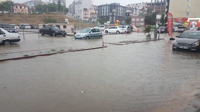 Sağanak yağış hayatı olumsuz yönde etkiledi! 3