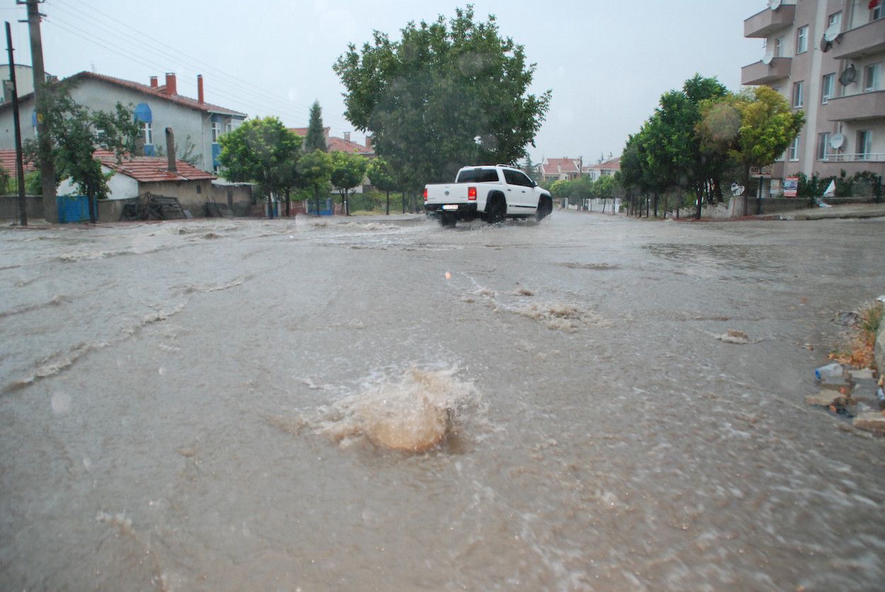 Sağanak yağış hayatı olumsuz yönde etkiledi! 1